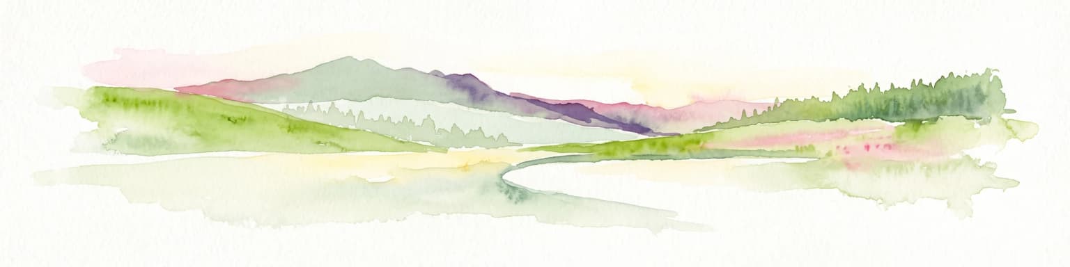 Una pintura a la acuarela sobre un fondo blanco que muestra un paisaje con colinas onduladas verdes, un pequeño lago y cadenas montañosas lejanas en tonos rosa, púrpura y verde.