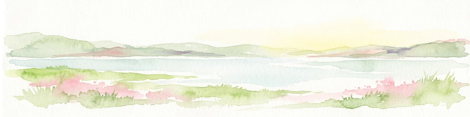 Una pintura de acuarela pálida de un fiordo tranquilo con vegetación pantanosa suave en tonos verdes y rosados en primer plano y colinas onduladas al fondo.
