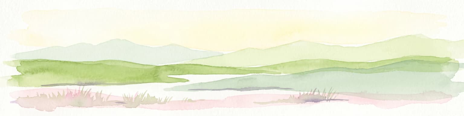 Una ilustración horizontal en acuarela que representa suaves colinas verdes onduladas y lejanas cadenas montañosas contra un cielo amarillo pálido.