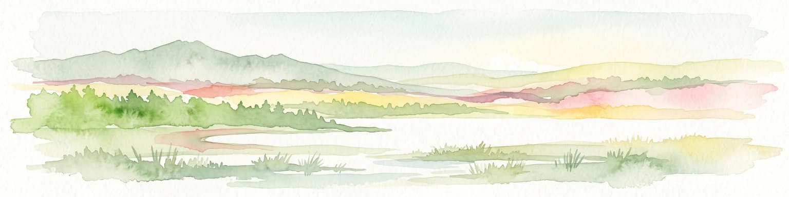 Una amplia pintura panorámica a la acuarela que muestra un paisaje con una masa de agua en primer plano, hierbas verdes y árboles en las orillas, y capas de colinas de tonos púrpuras y rosas al fondo bajo un cielo pálido.