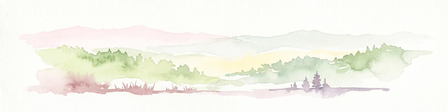Una acuarela abstracta y pálida que muestra una vista amplia de montañas suaves y en capas en tonos verdes y rosados, con algunos árboles estilizados en la parte inferior derecha.