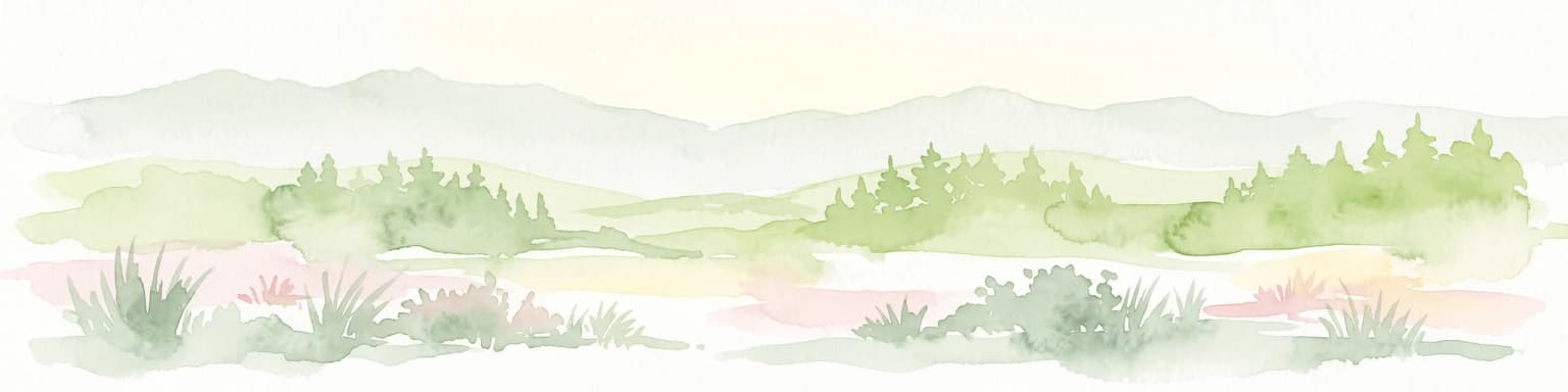 Una ilustración horizontal en acuarela de un páramo brumoso con suaves colinas verdes, parches de bosque y vegetación pantanosa en primer plano, representada con una paleta ligera y atmosférica.