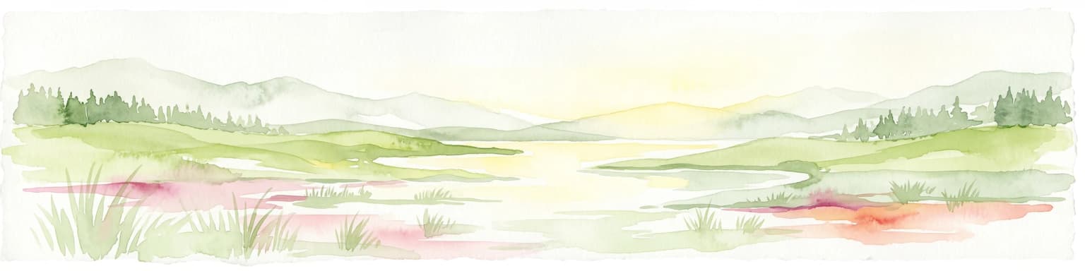 Una suave ilustración en acuarela de un lago tranquilo rodeado de colinas verdes onduladas, un bosque de coníferas y humedales con manchas de flora rojiza en primer plano.