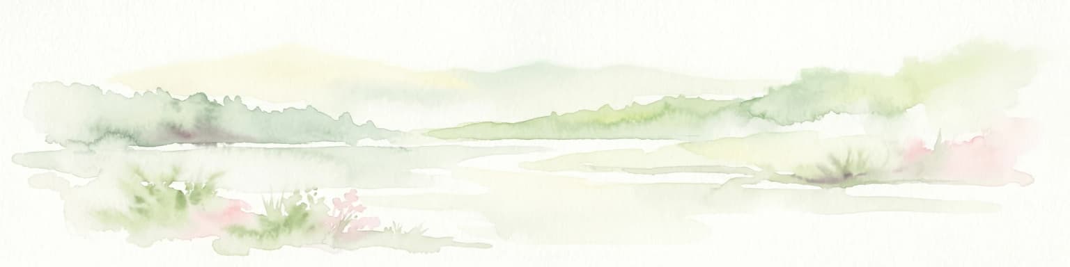Ilustración en acuarela de un paisaje sereno con una masa de agua, colinas distantes y vegetación verde