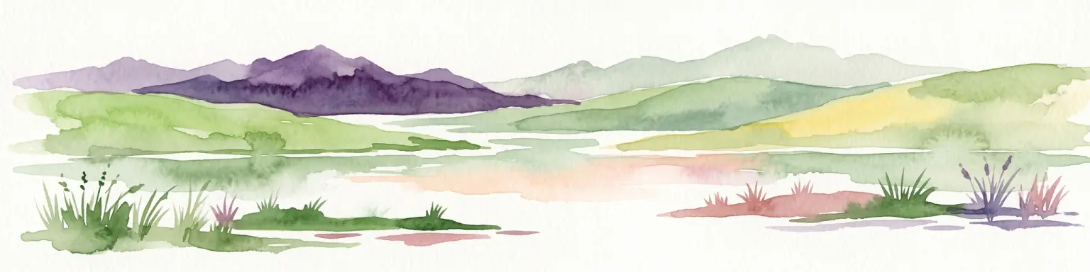 Una pintura de acuarela que muestra un paisaje estilizado con colinas verdes onduladas, una masa de agua tranquila en primer plano y montañas púrpuras al fondo.
