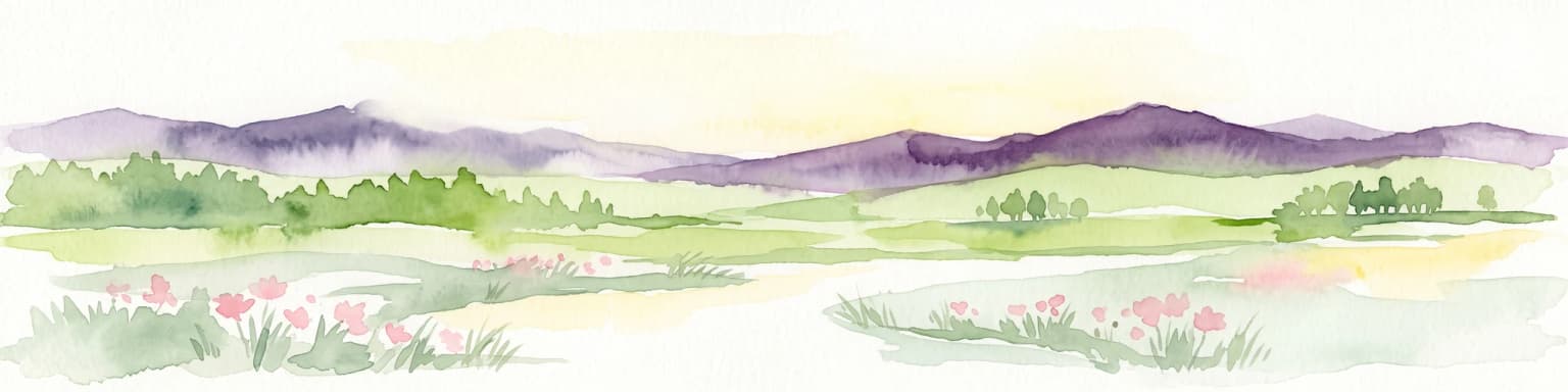 Una ilustración horizontal en acuarela que presenta un suave paisaje de brezal con verdes praderas, parches de flores silvestres rosadas y colinas púrpuras onduladas al fondo.