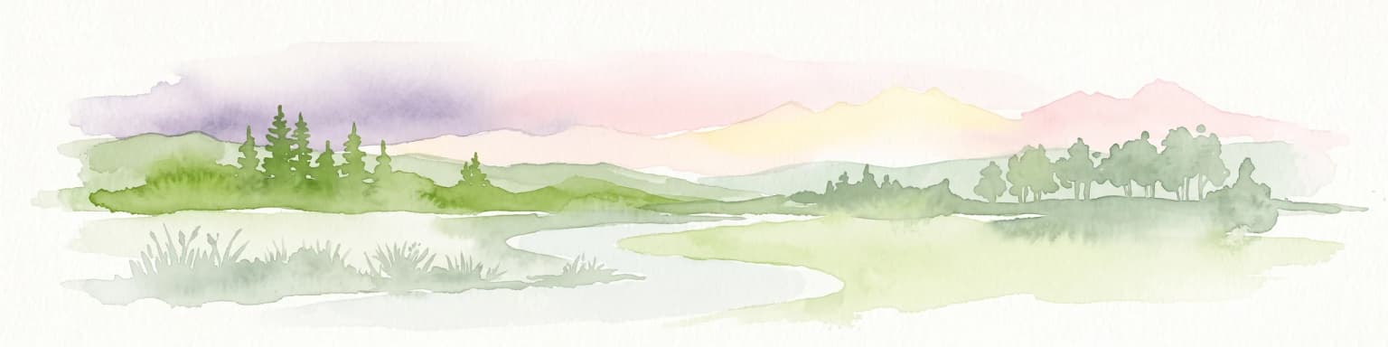Acuarela de un paisaje de valle montañoso y apacible, con un pequeño arroyo serpenteante en primer plano, prados cubiertos de hierba, grupos de pinos y cumbres onduladas bajo un cielo suave de tonos atardecidos.
