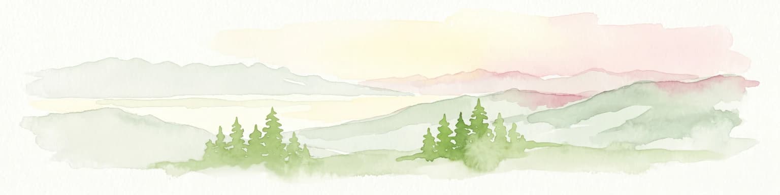 Pintura de acuarela de un paisaje montañoso con pinos, colinas ondulantes y un cielo pastel