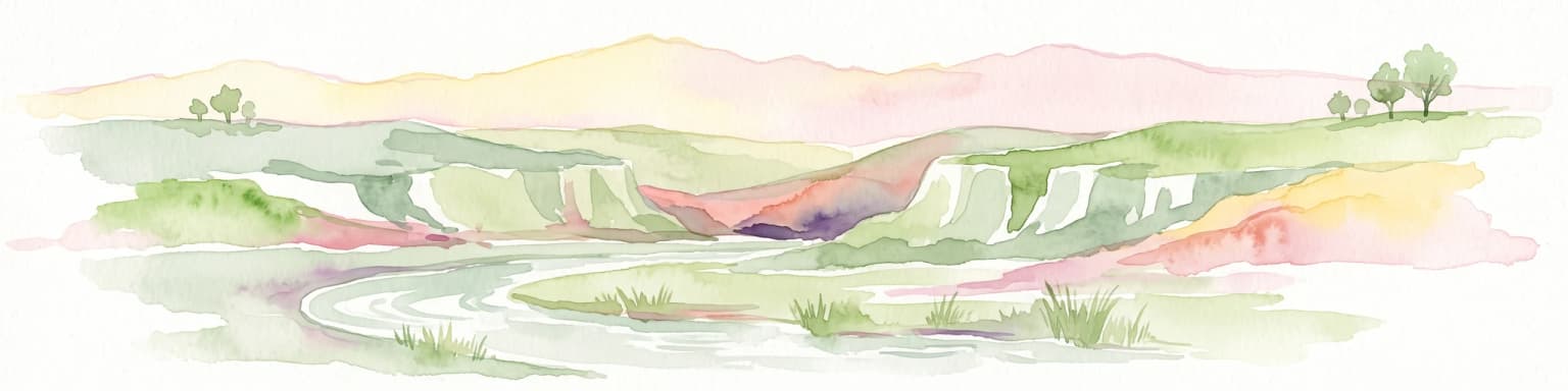 Una suave acuarela que muestra un paisaje ondulado de colinas verdes claras, pendientes suaves y árboles dispersos contra un horizonte montañoso pálido y lejano.