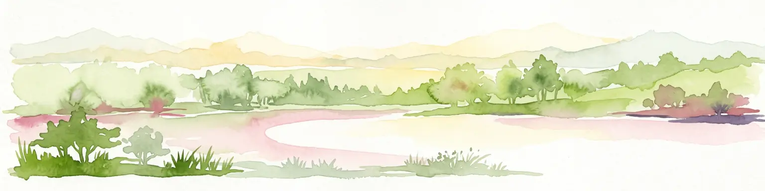 Ilustración en acuarela de un paisaje fluvial sereno con árboles verdes, orillas cubiertas de hierba y colinas onduladas al fondo.