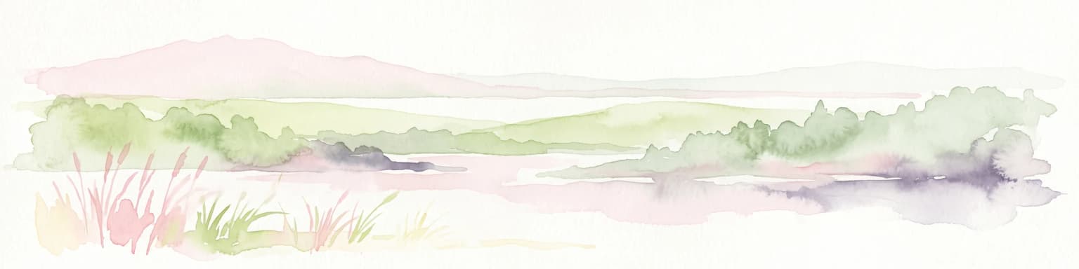 Una acuarela pálida que representa un paisaje pantanoso con colinas verdes onduladas, hierbas altas en primer plano y una masa de agua tranquila, realizada en suaves tonos pastel.