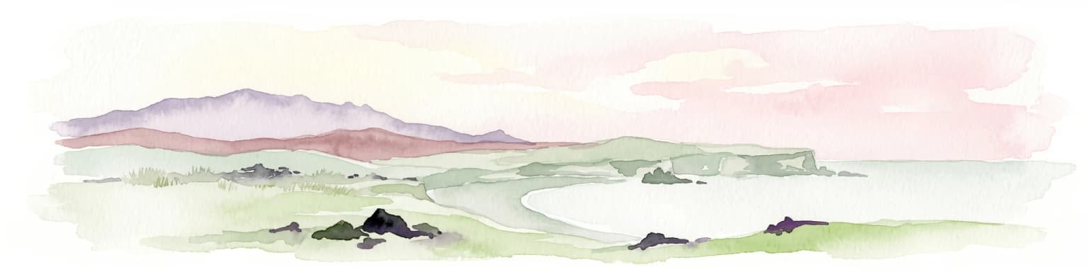 Una ilustración horizontal en acuarela que representa un paisaje costero suave, de tonos rosados, con colinas onduladas, afloramientos rocosos y una bahía tranquila.