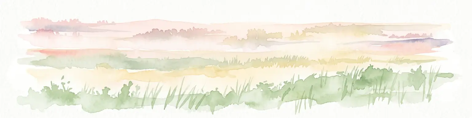 Una pintura horizontal en acuarela que representa un paisaje de pradera con enfoque suave, con pastos y colinas onduladas.