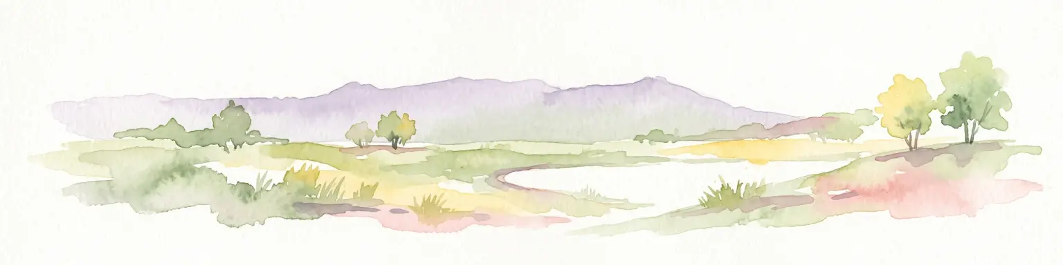 Una suave acuarela de un paisaje sereno con colinas onduladas al fondo; una masa de agua en el plano medio; y llanuras cubiertas de hierba con algunos árboles dispersos en el primer plano.