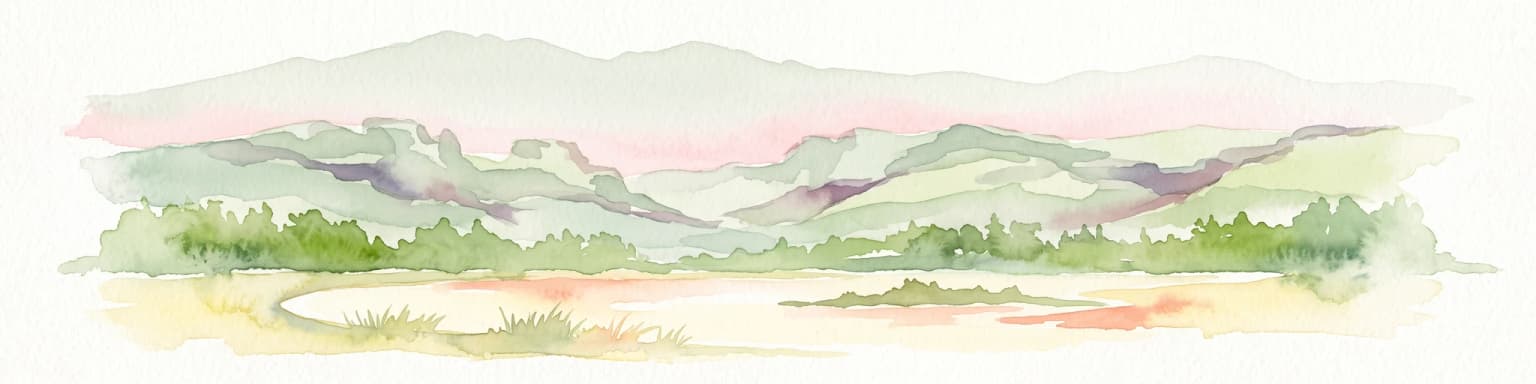 Acuarela de un paisaje montañoso con suaves crestas verdes y un cielo rosa pálido sobre un primer plano de tono tostado claro.