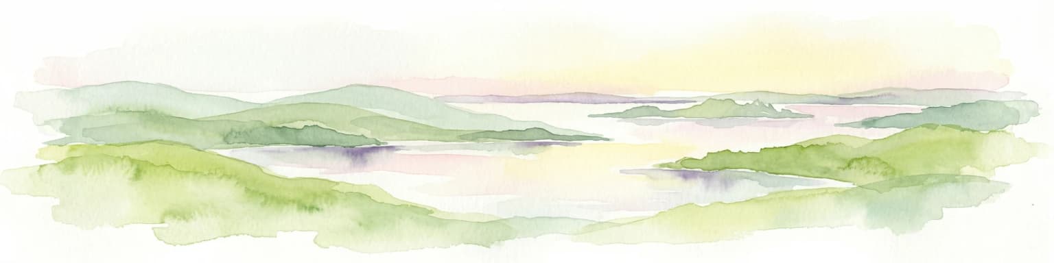 Pintura de acuarela de colinas verdes, islas y una masa de agua bajo un cielo amarillo pálido