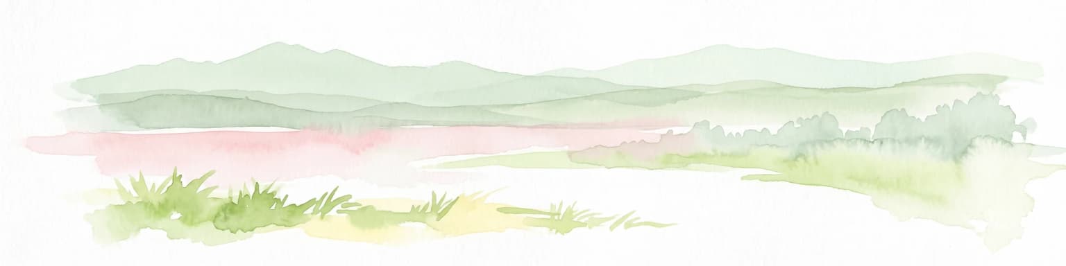 Ilustración en acuarela de un paisaje con colinas verdes, primer plano de hierba y cielo rosado
